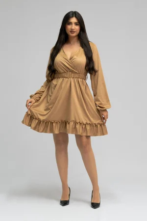 Robe courte beige à manches longues avec ceinture