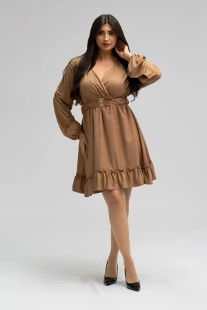 Robe courte caramel à manches longues avec ceinture