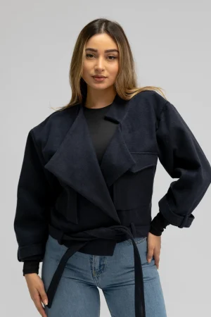 Veste courte en cachemire bleu marine foncé ceinturée