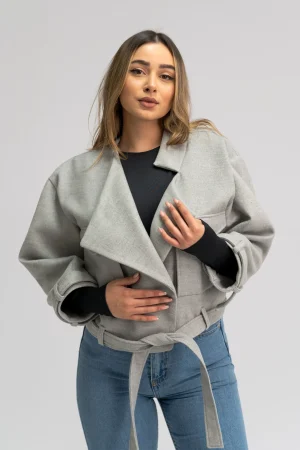 Veste courte en cachemire gris ceinturée