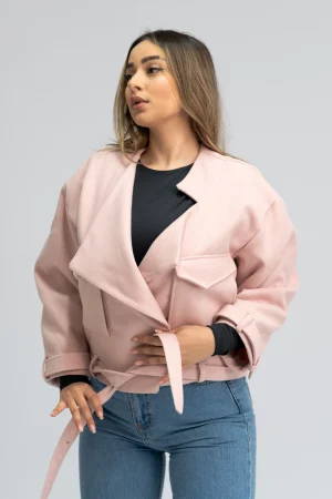 Veste courte en cachemire rose bébé ceinturée